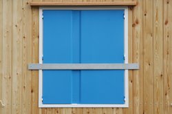 Einbruchschutz: Flacheisen-Einbruchsicherung vor den Fensterklappen.