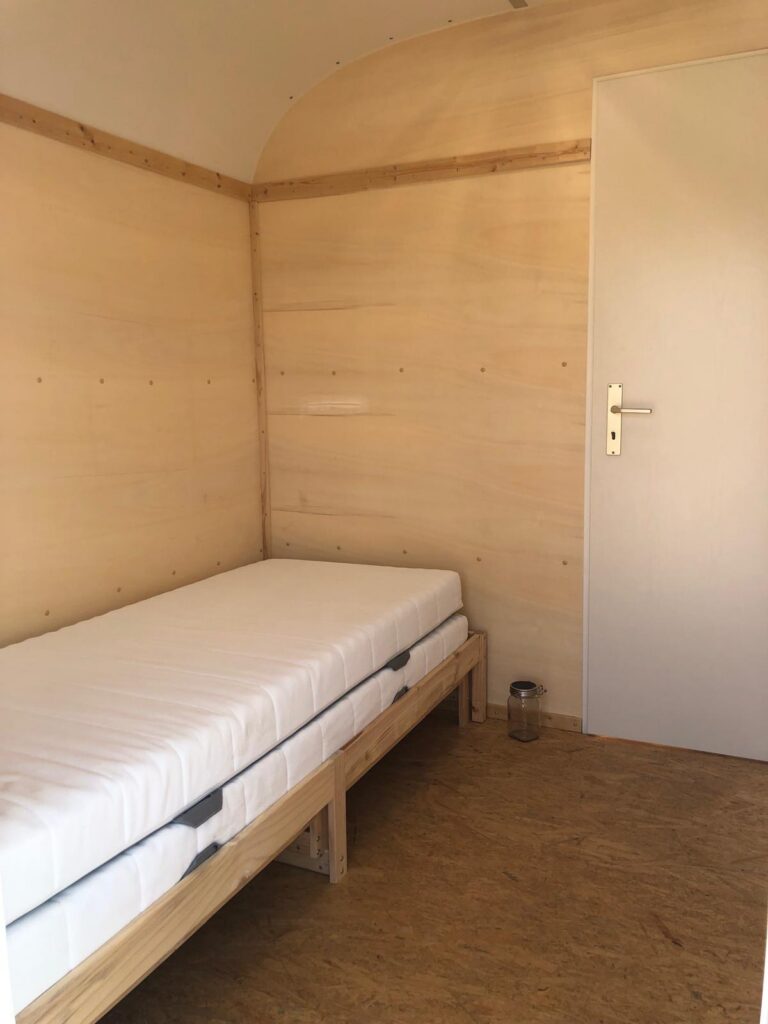 Separater Schlafbereich im Bauwagen