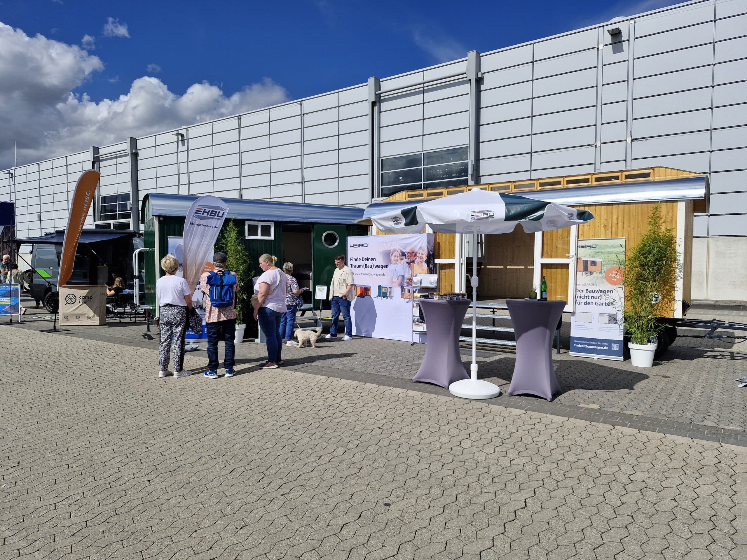 WEIRO beim CARAVAN Salon 2025: Messestand mit vielen Besuchern