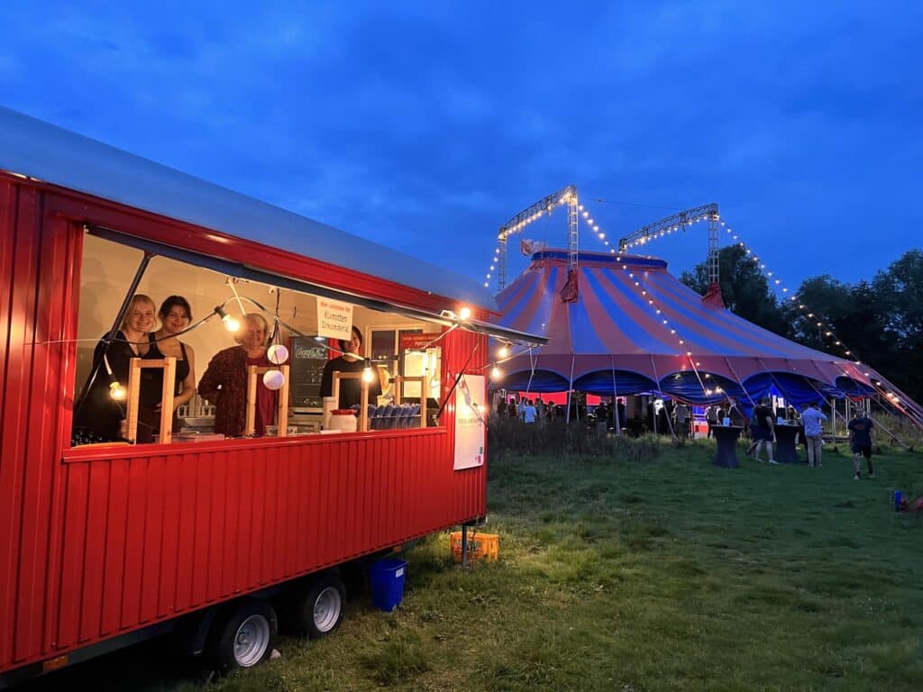 Kinder- und Jugendzirkus Dobbelino in Braunschweig: Verkaufswagen für Essen und Trinken
