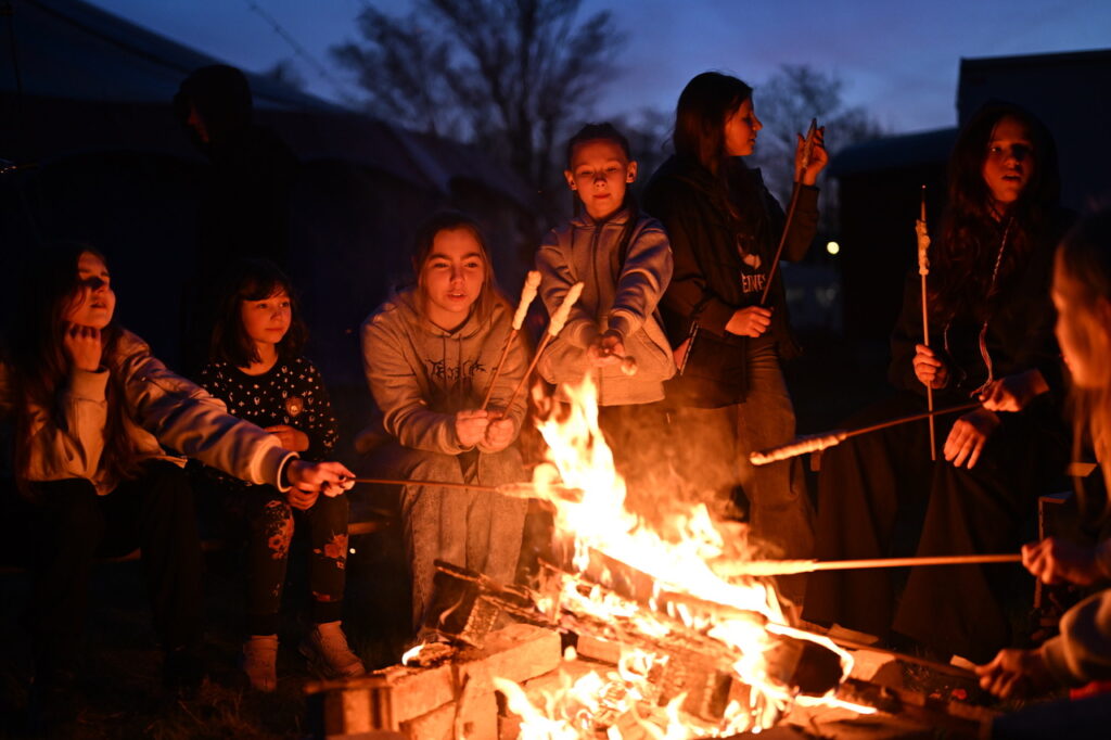 Zu Besuch beim Kinder- und Jugendzirkus Dobbelino: Zusammen am lagerfeuer